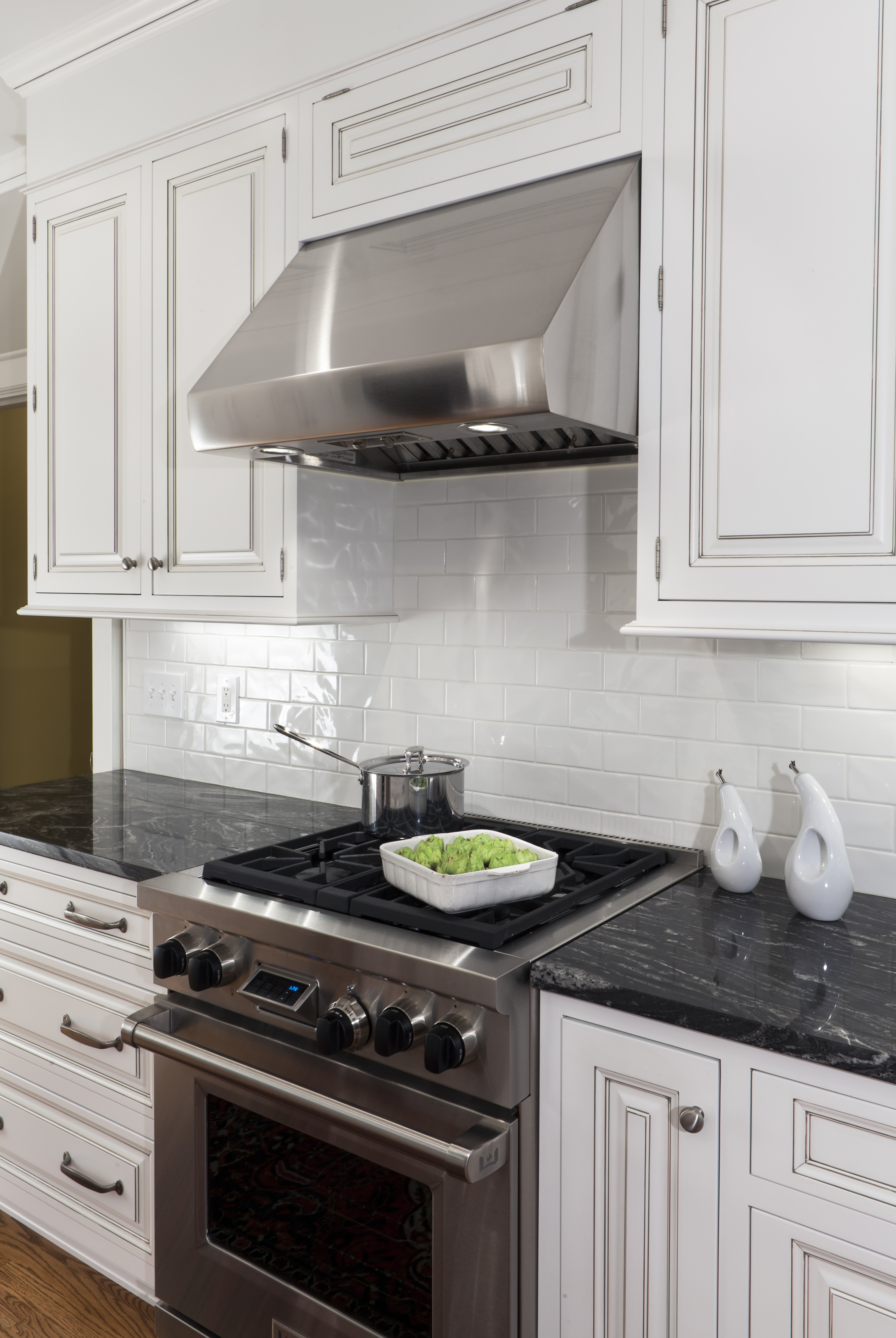 Wolf duel-fuel range in a kitchen remodel in Myers Park by Distinctive Design + Build + Remodel | Charlotte, NC.